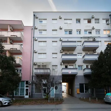 Apartment Queen - Private Parking Osijek Exterior photo